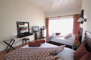 In-room safe, free WiFi, bed sheets - Hotel Monte Real (La Fortuna)
