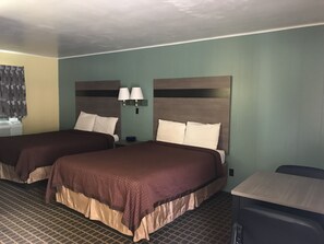 Standard-huone, 2 keskisuurta parisänkyä | Ilmainen Wi-Fi, vuodevaatteet