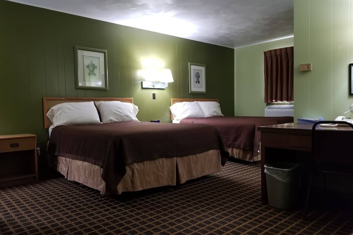 Standardzimmer, 2 Queen-Betten | Kostenloses WLAN, Bettwäsche