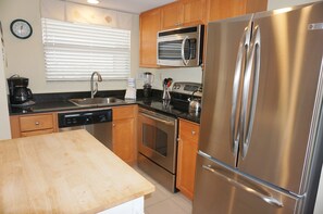 Appart'hôtel, 2 chambres, 2 salles de bains | Cuisine privée | Grand réfrigérateur, micro-ondes, plaque de cuisson, lave-vaisselle