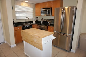 Condo, 2 quartos, 2 banheiros | Cozinha privada | Geladeira grande, micro-ondas, cooktop, lava-louças