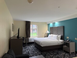 Escritorio, tabla de planchar con plancha, wifi gratis y ropa de cama 