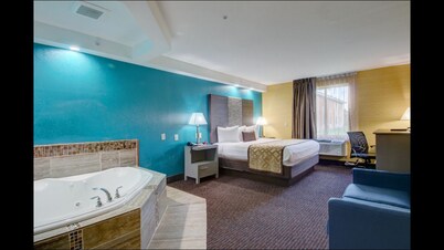 Plymouth Bay Inn and Suites