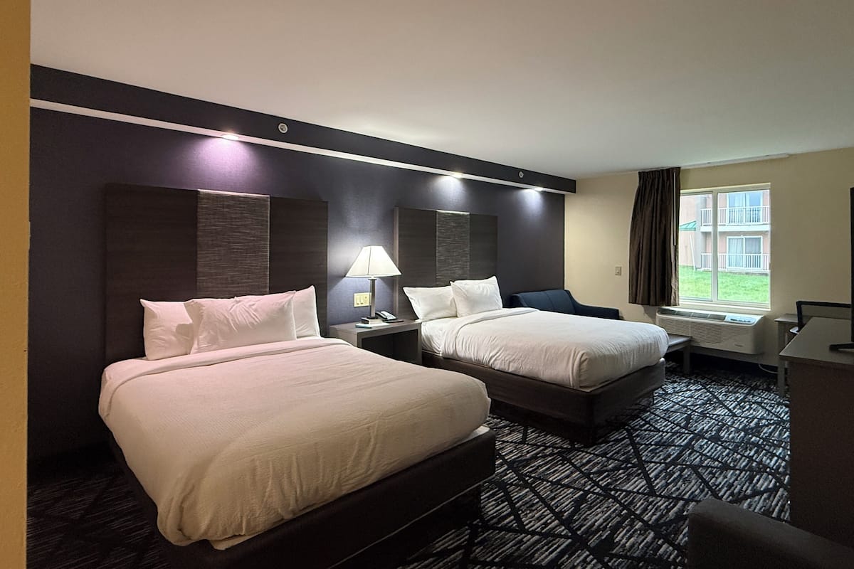 Deluxe Room, 2 Katil Ratu (Queen) | Meja, seterika/papan seterika, Wi-fi percuma, cadar katil