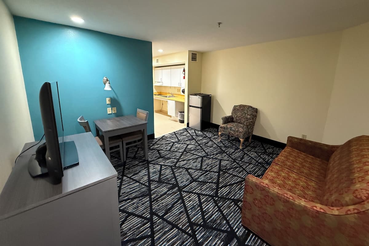 Classic Studio Suite | Desk, iron/ironing board, free WiFi, bed sheets