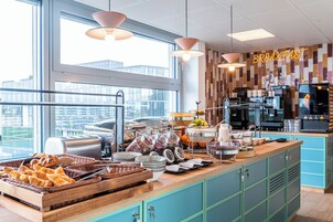 Desayuno buffet diario (EUR 18 por persona)