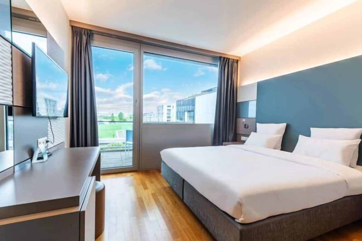 Premium bedding, in-room safe, desk, laptop workspace