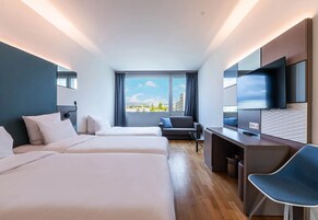 Ropa de cama de alta calidad y caja de seguridad en la habitación 