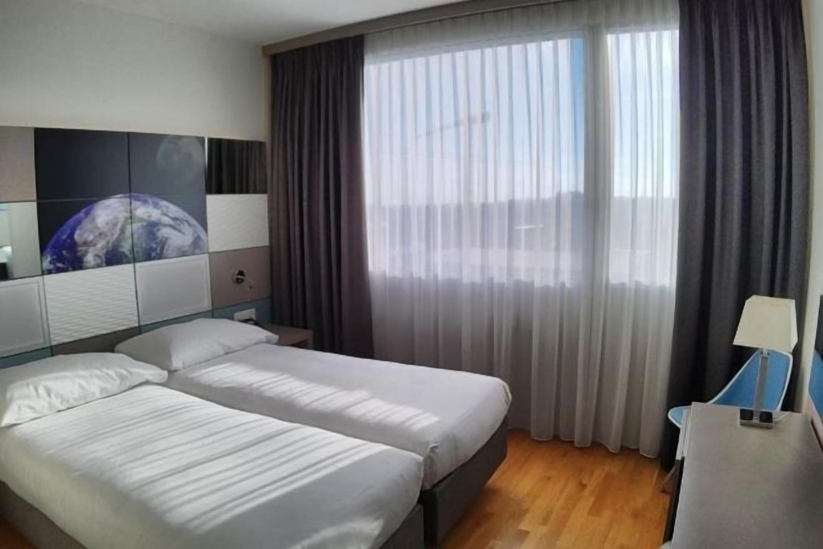 Literie de qualité supérieure, coffres-forts dans les chambres, bureau