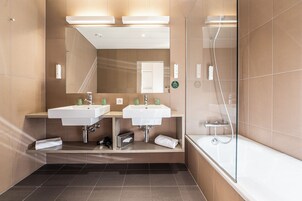Quarto casal conforto, para não fumantes | Banheiro | Chuveiro/banheira combinados, banheira de imersão