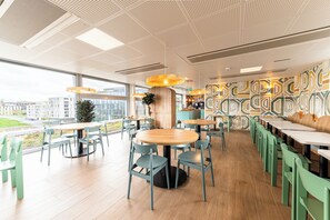 Petit déjeuner buffet (18 EUR par personne)