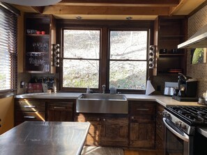 Premier House, 2 Bedrooms, 2 Bathrooms, Mountainside | Private kitchen