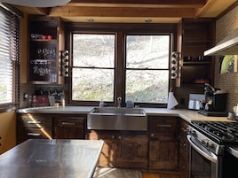 Microondas, cafetera/tetera, tostadora, utensilios de cocina