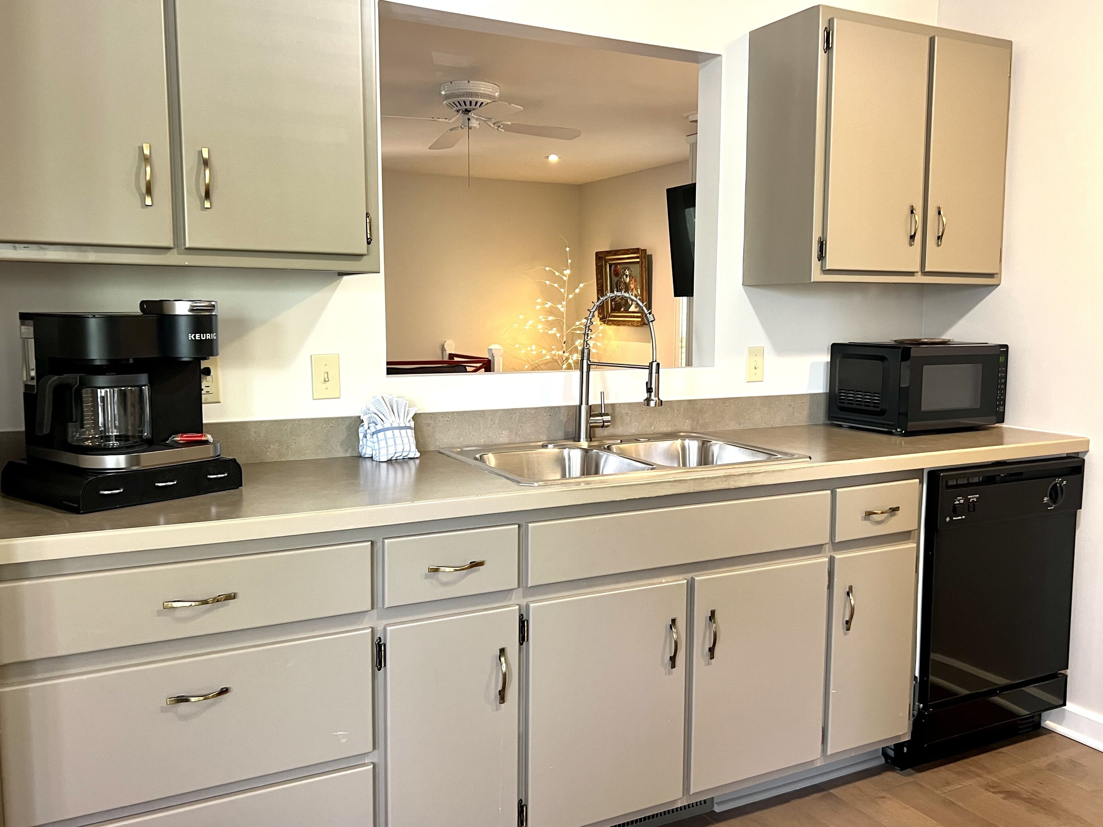 luxury condo, 1 bedroom, hot tub, mountain view (north pointe) | private kitchen | microwave, coffee/tea maker, toaster, cookware/dishes/utensils