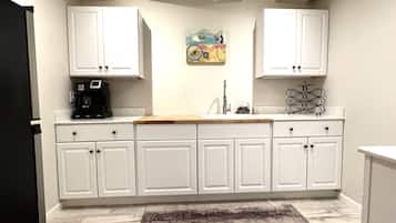 Apartamento Deluxe, 2 habitaciones (East Pointe) | Cocina privada | Microondas, cafetera o tetera, tostadora y utensilios de cocina
