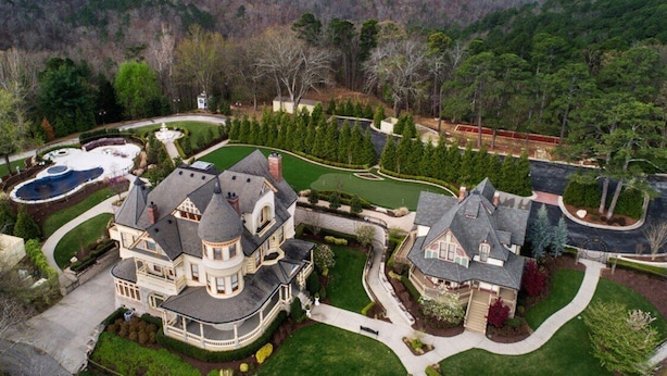 A large estate with multiple buildings, a swimming pool, and well-maintained gardens. - Eureka Zen Cottages (Eureka Springs)
