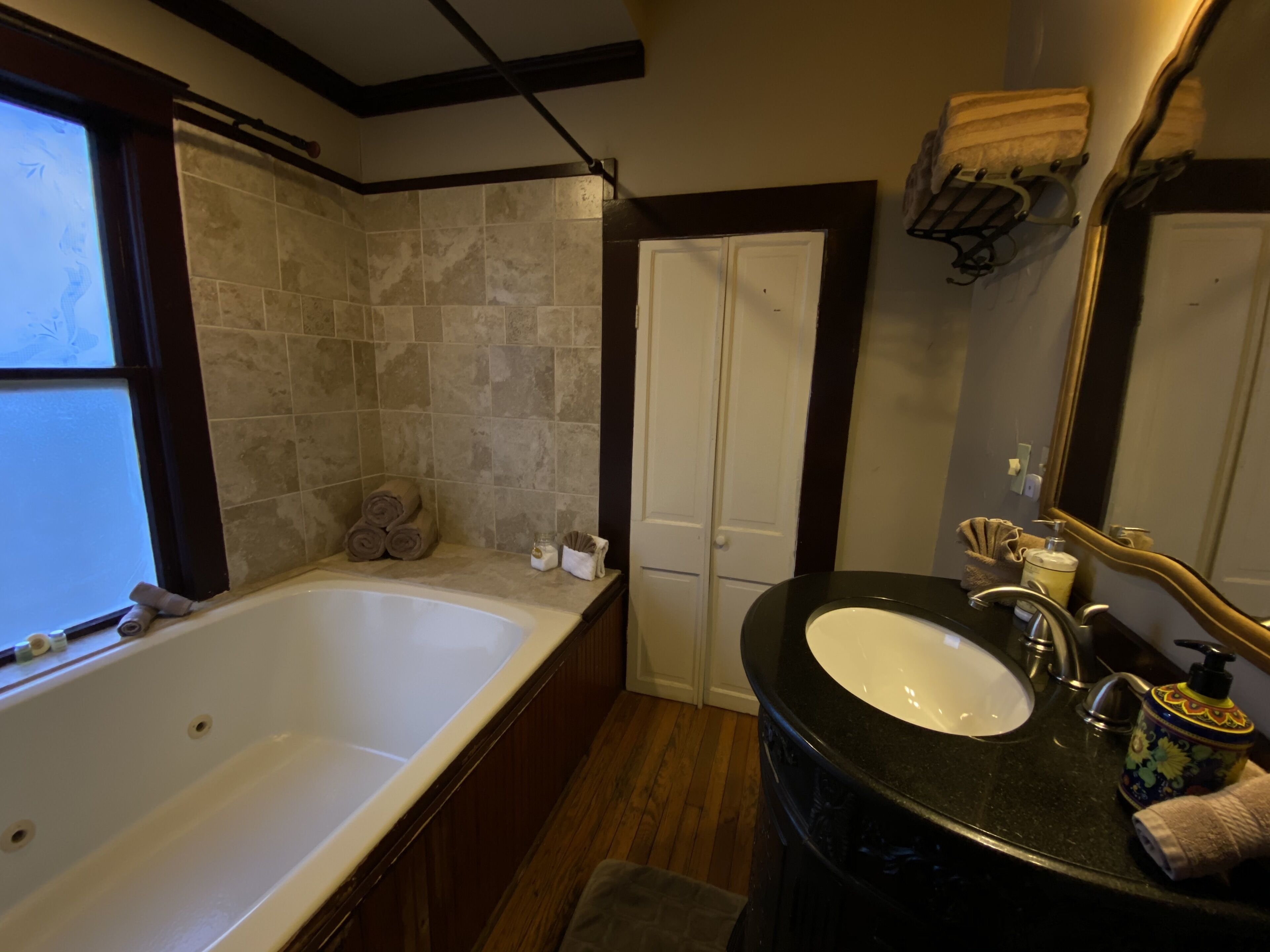 family cottage, 3 bedrooms, hot tub, city view | bathroom sink