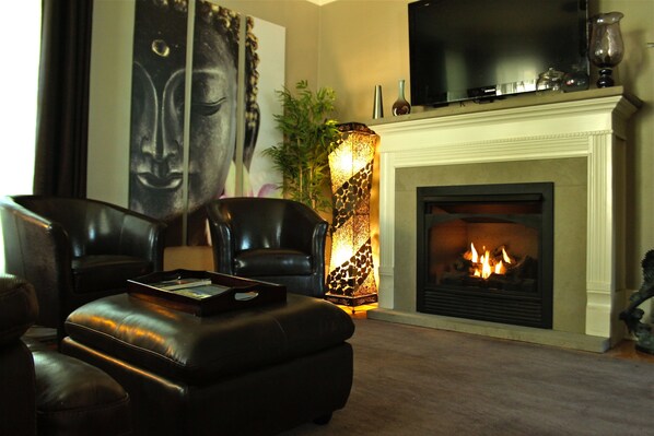 奢華公寓, 1 張特大雙人床, 按摩浴缸, 花園景觀 (Lotus Suite) | 客廳 | 65-吋電視、有線頻道、Netflix、Hulu