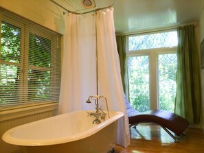 Cottage, 1 Queen Bed | Bathroom | Free toiletries, hair dryer, bathrobes, towels - Eureka Zen Cottages (Eureka Springs)