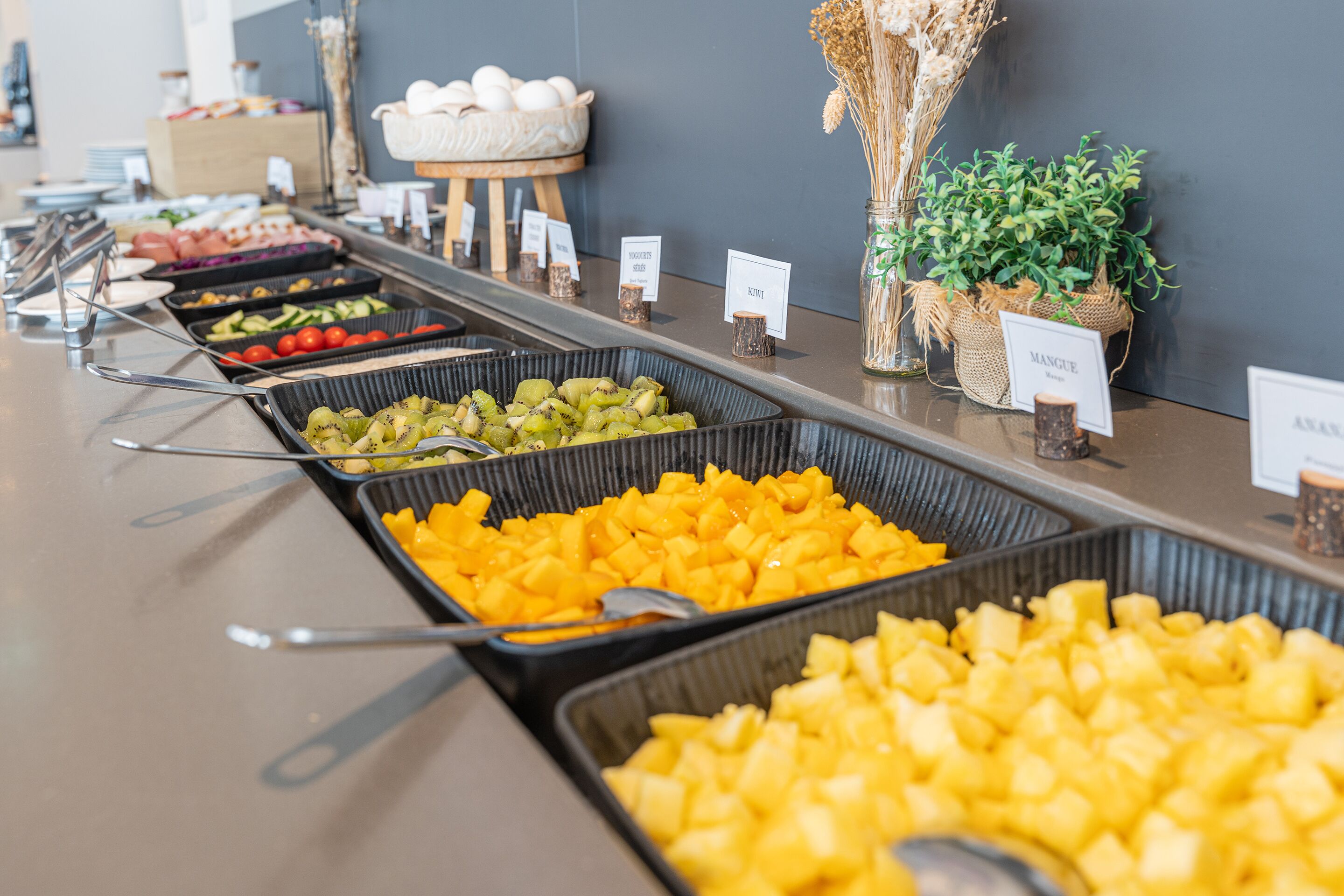Un buffet con diverse opzioni tra cui frutta e verdura.