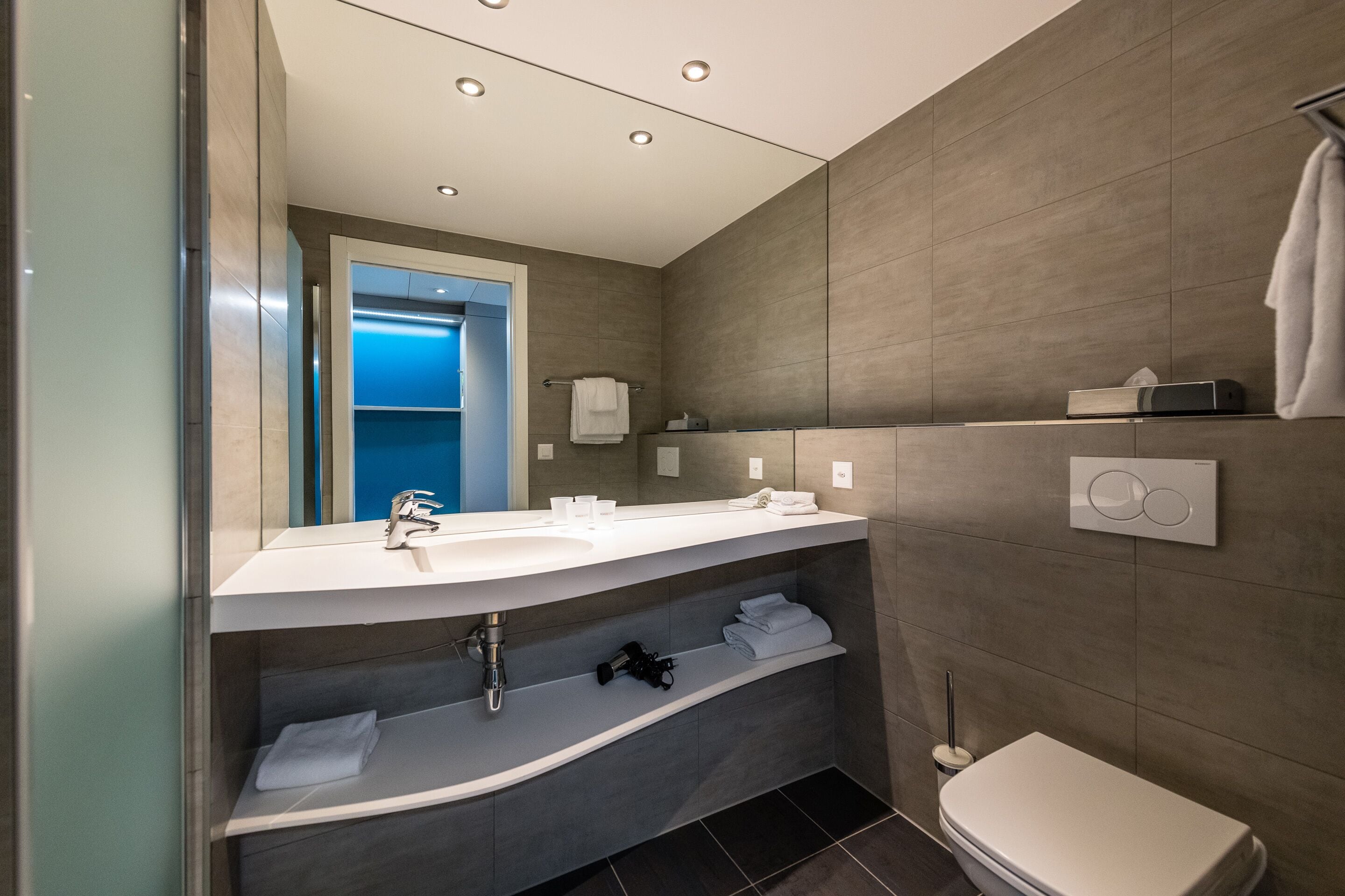 shower, rainfall showerhead, free toiletries, hair dryer