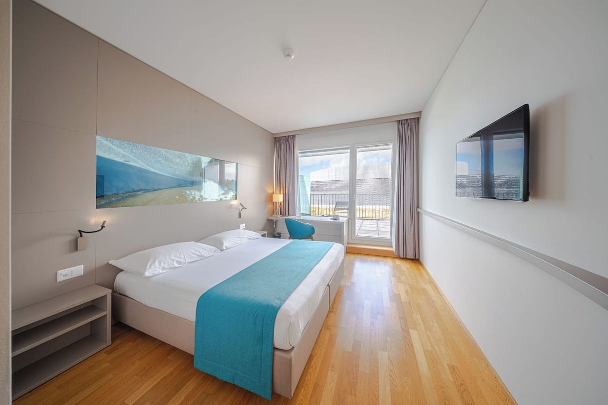 Chambre supérieure, terrasse | 1 chambre, literie hypoallergénique, coffre-fort, bureau