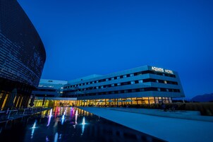 Fachada da propriedade à noite