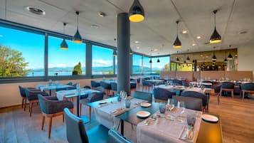 Déjeuner et dîner servis sur place