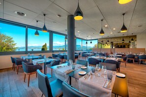 Se sirven almuerzos y cenas, cocina mediterránea