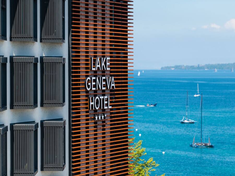 Ein Gebäude mit einem Schild, auf dem