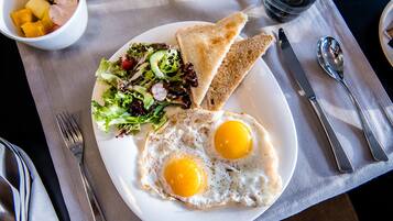 Dagelijks ontbijtbuffet (CHF 24 per persoon)