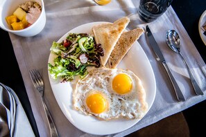 Petit déjeuner buffet (24 CHF par personne)