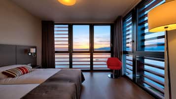 Deluxe kamer, 1 twee- of 2 eenpersoonsbedden, uitzicht op meer | Kameruitzicht