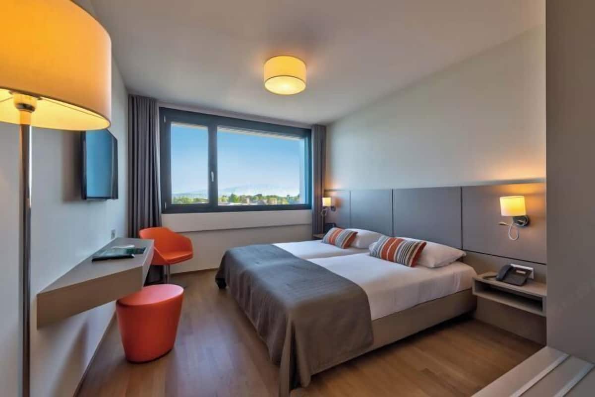 2 bedrooms, in-room safe, desk, blackout curtains