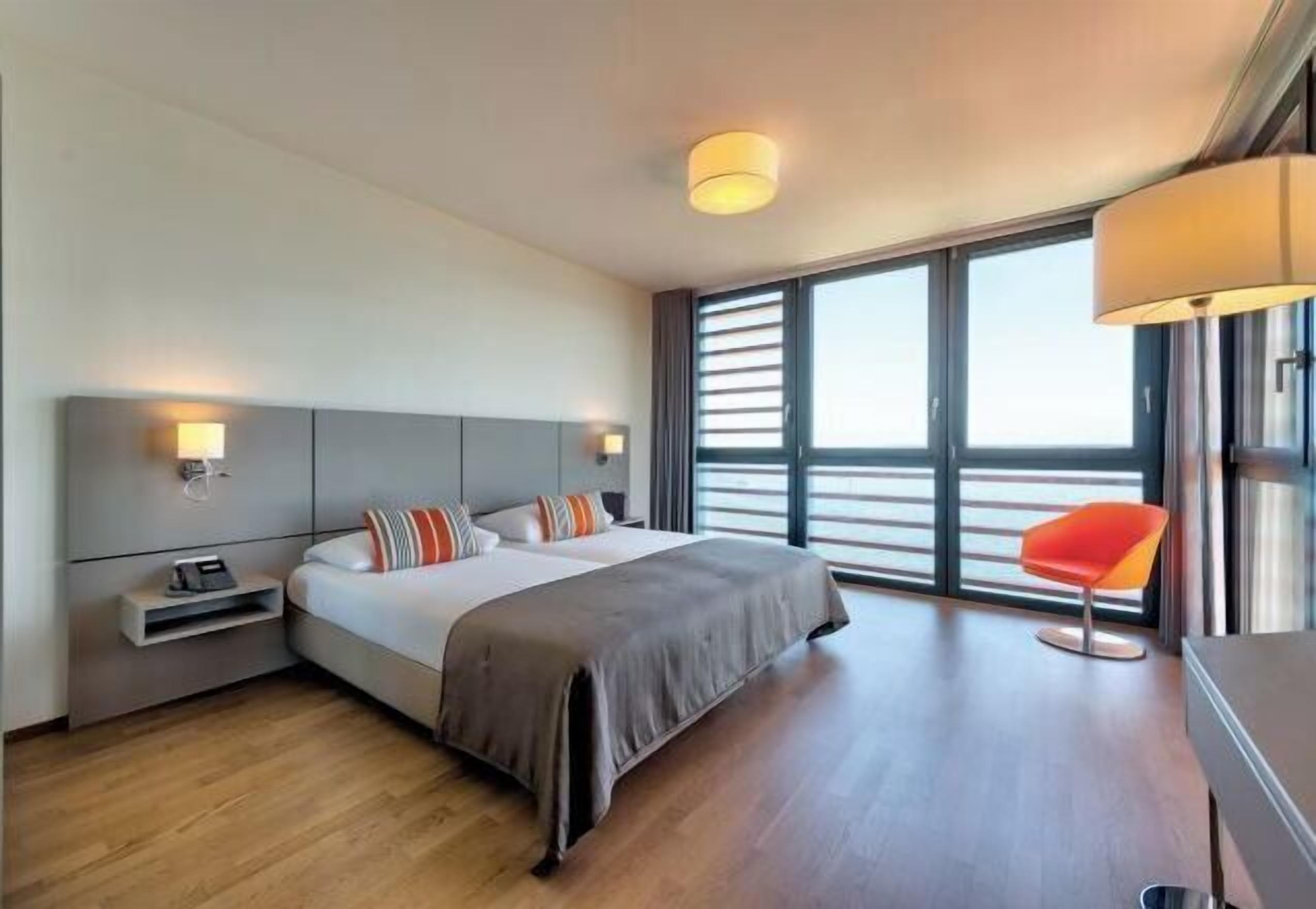 In-room safe, desk, blackout drapes, soundproofing