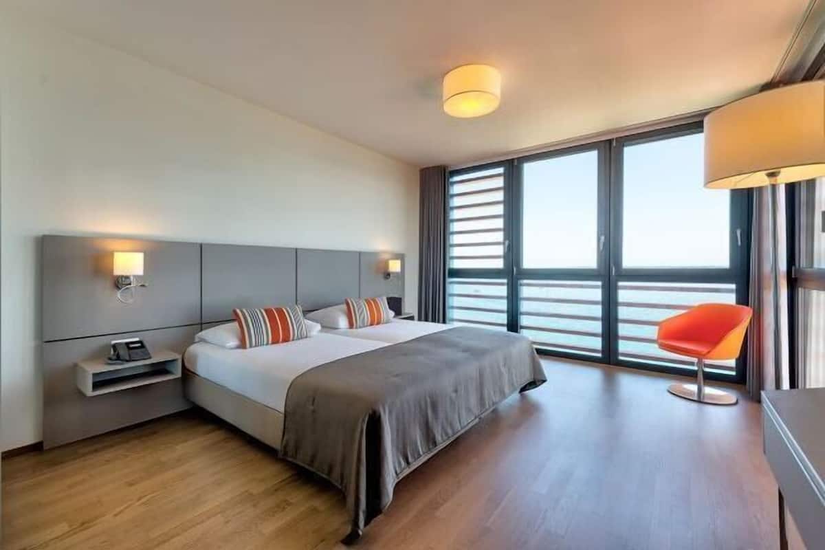 2 bedrooms, in-room safe, desk, blackout curtains