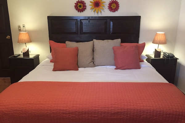 Habitación doble (Deluxe Queen Room) | Ropa de cama de alta calidad, decoración personalizada y escritorio