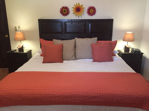 雙人房 (Deluxe Queen Room) | 高級寢具、獨特設計、書桌、手提電腦工作空間