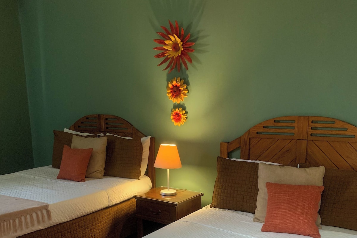 Habitación doble (Two Double Beds) | Ropa de cama de alta calidad, decoración individual, escritorio