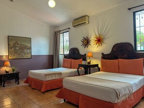 ห้องดับเบิล (Two Double Beds) | เครื่องนอนระดับพรีเมียม, ห้องพักตกแต่งอย่างมีเอกลักษณ์, โต๊ะทำงาน