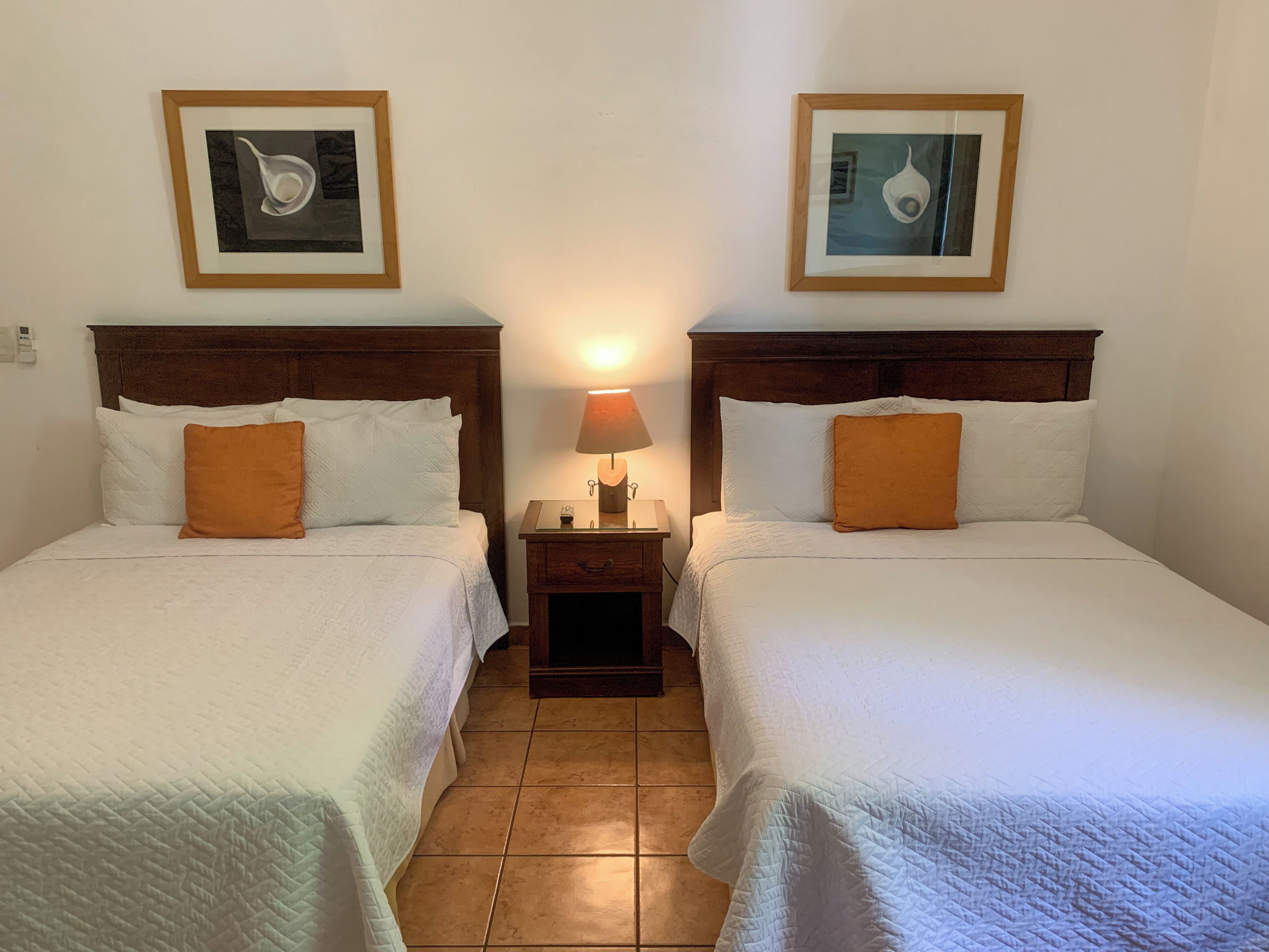 Habitación doble (Two Double Beds) | Ropa de cama de alta calidad, decoración personalizada y escritorio 