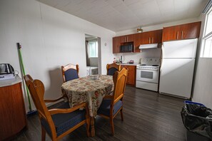 Frigobar, microondas, cafetera y tetera y comedor 