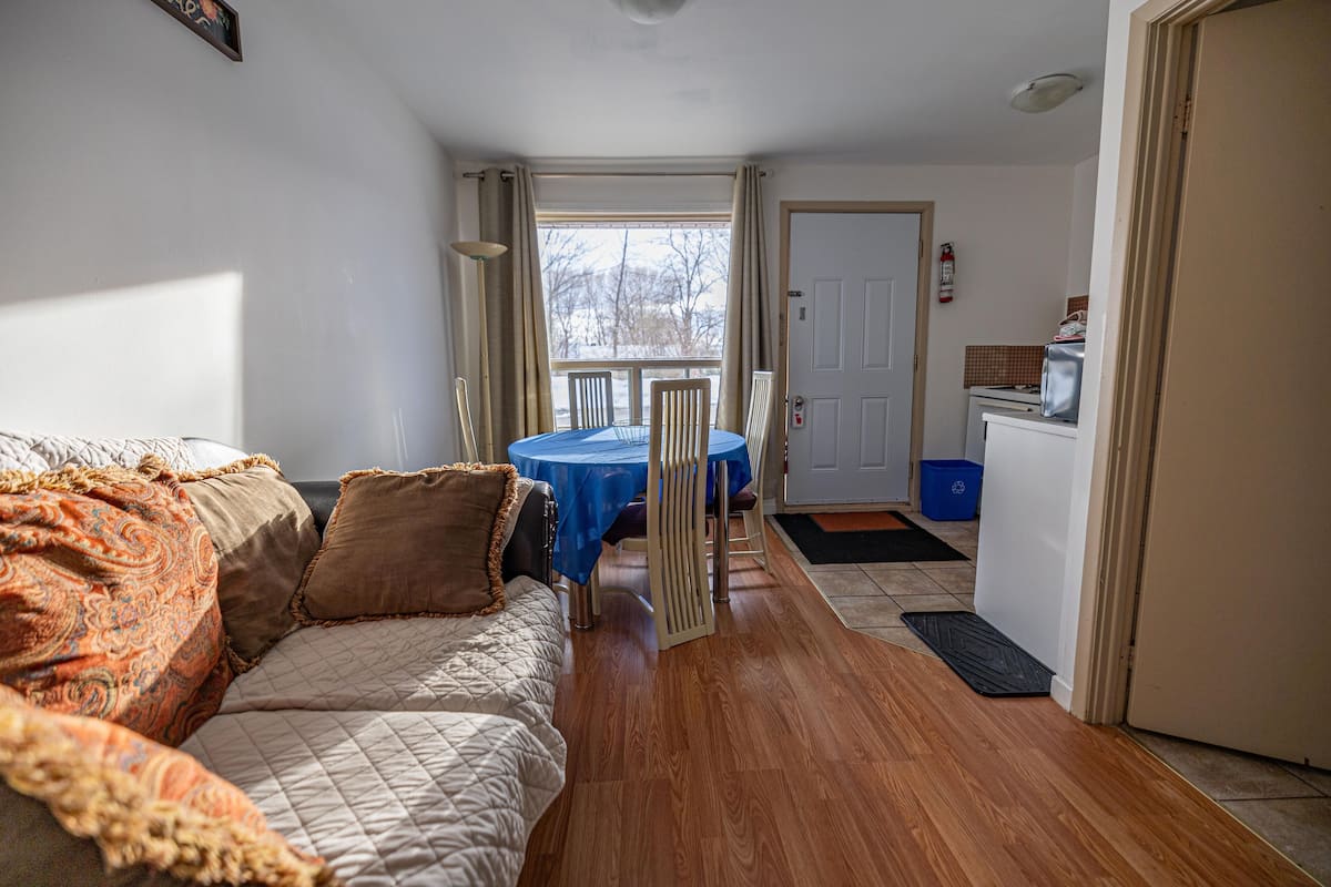 Condo clásico, 2 camas Queen size, vista al río | Área de sala de estar | Televisión LCD de 32 pulgadas con canales por cable y televisión