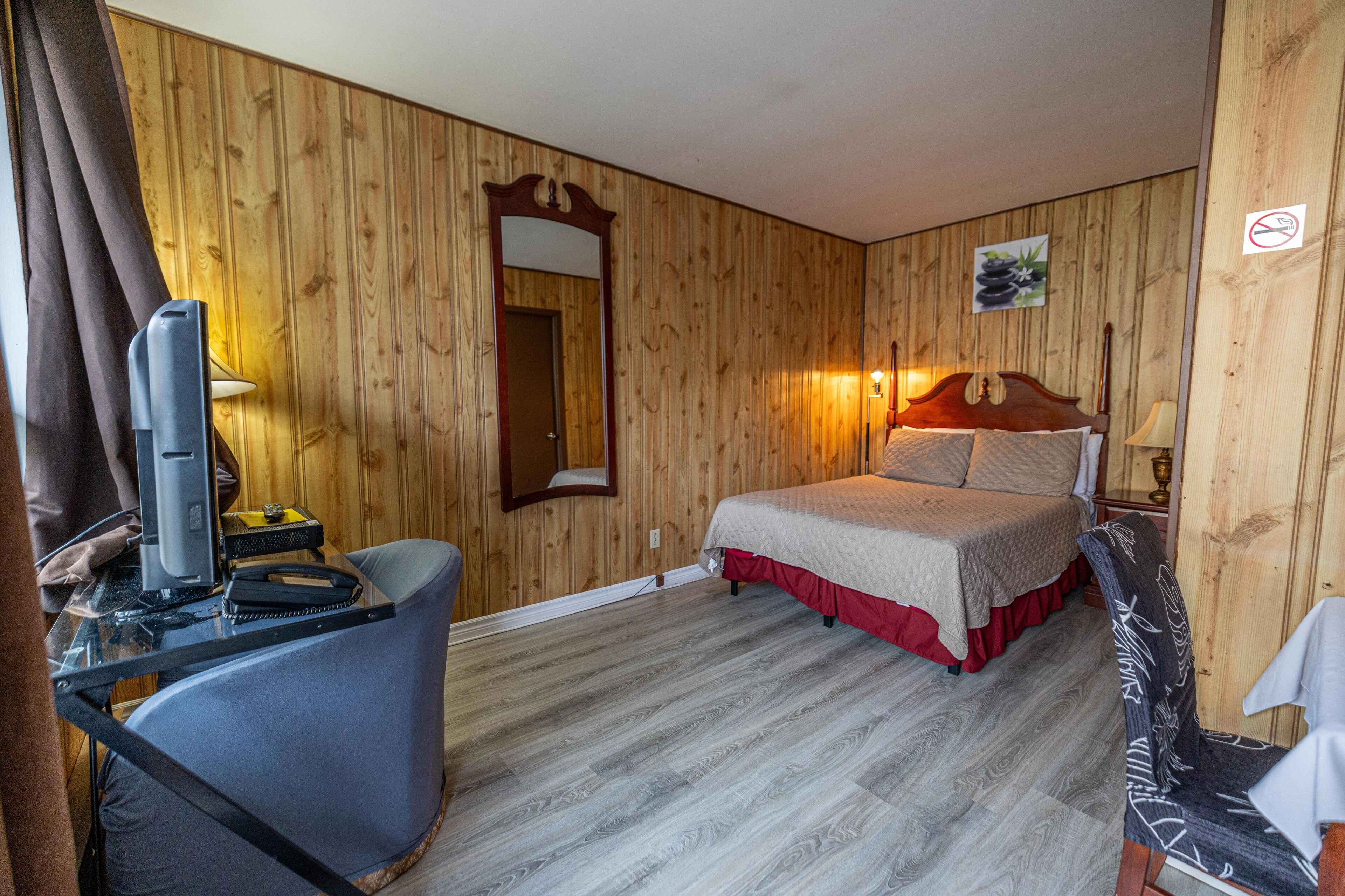 Standard Room, 1 Double Bed | Minibar, blackout drapes, free WiFi, bed sheets