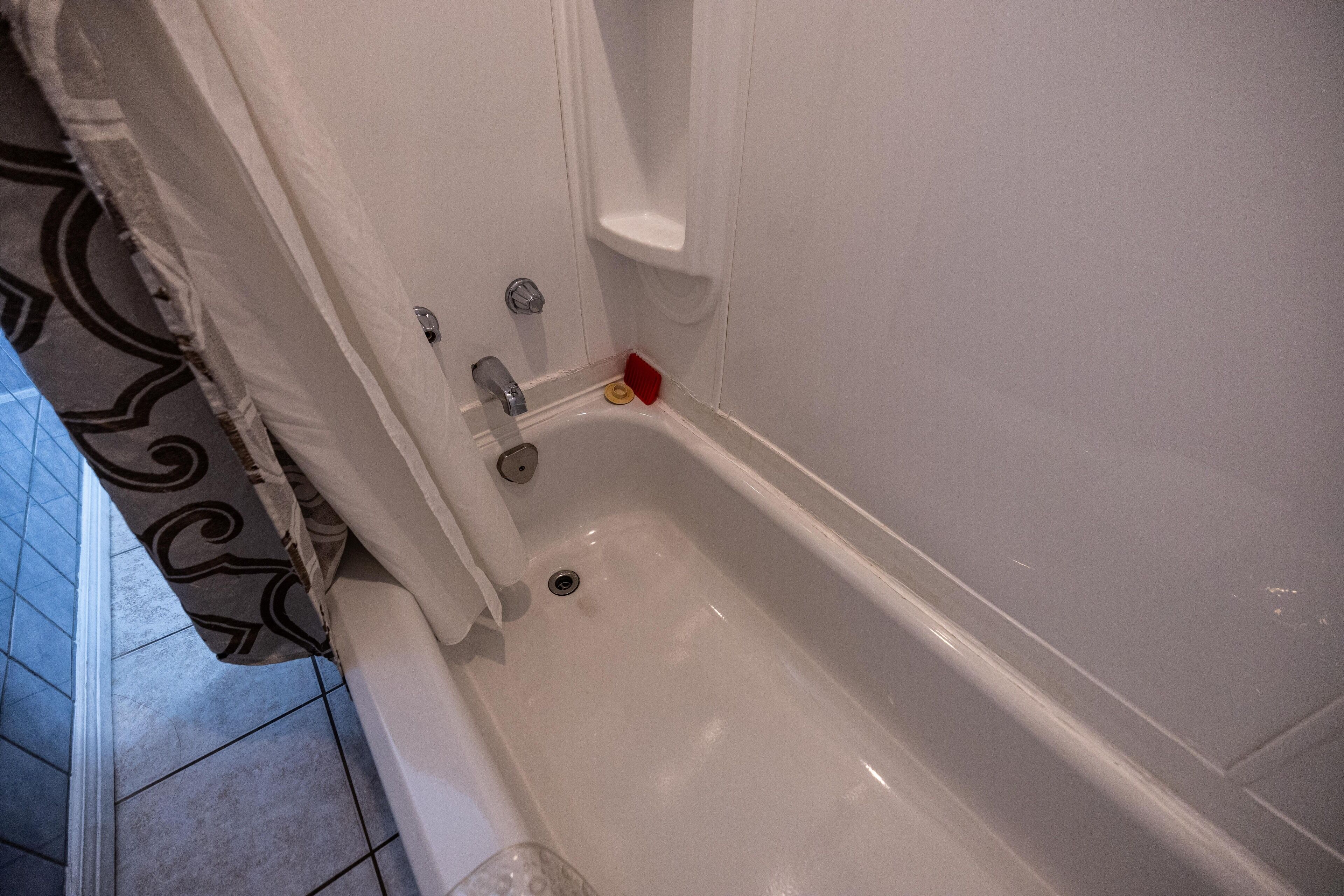 Un baño con bañera, ducha e inodoro.
