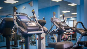 Una palestra con tapis roulant ed attrezzature per esercizi.