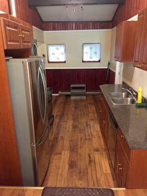 Fridge, microwave, stovetop, coffee/tea maker - Copper River Motel (Terrace)