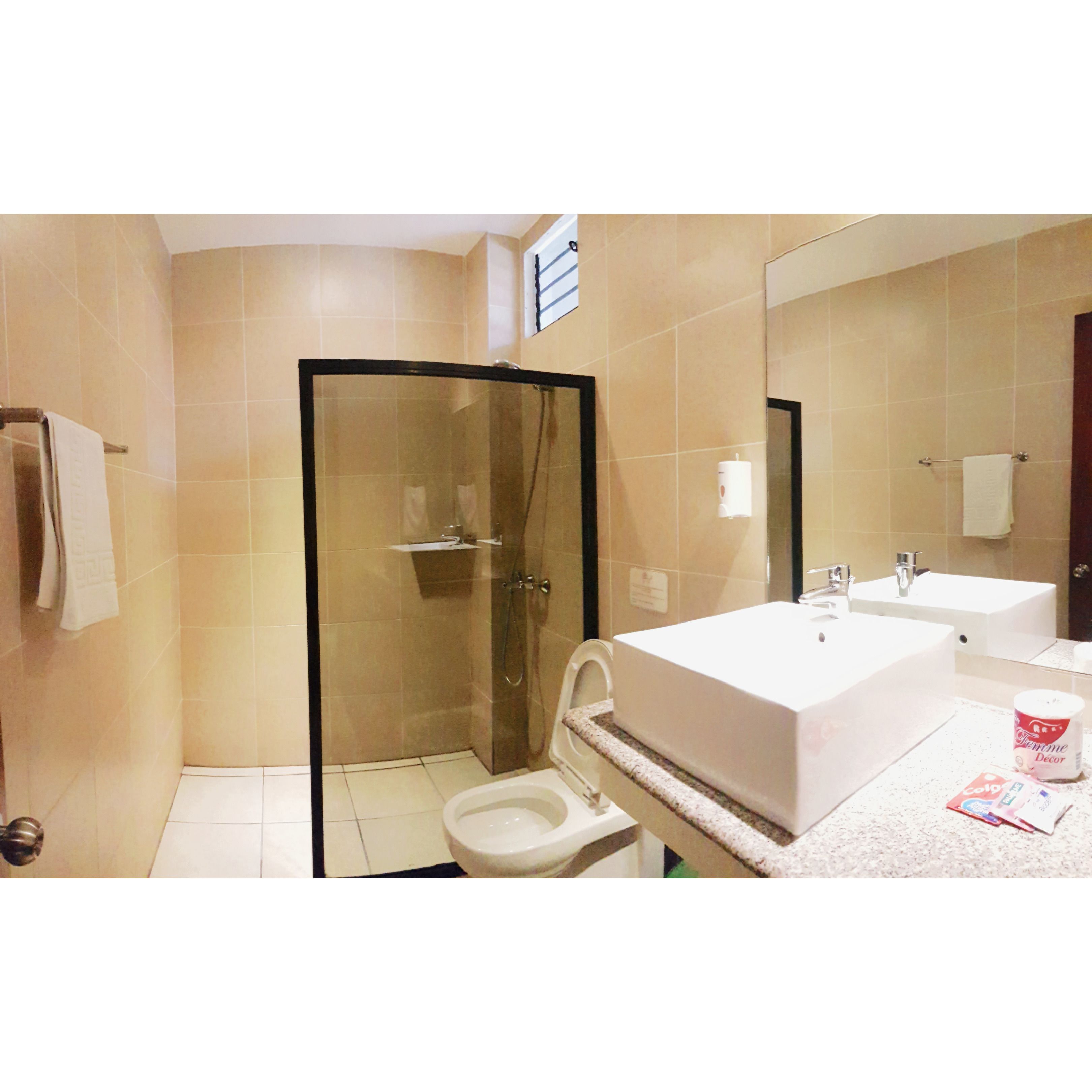 deluxe king | bathroom | shower, free toiletries, hair dryer, towels