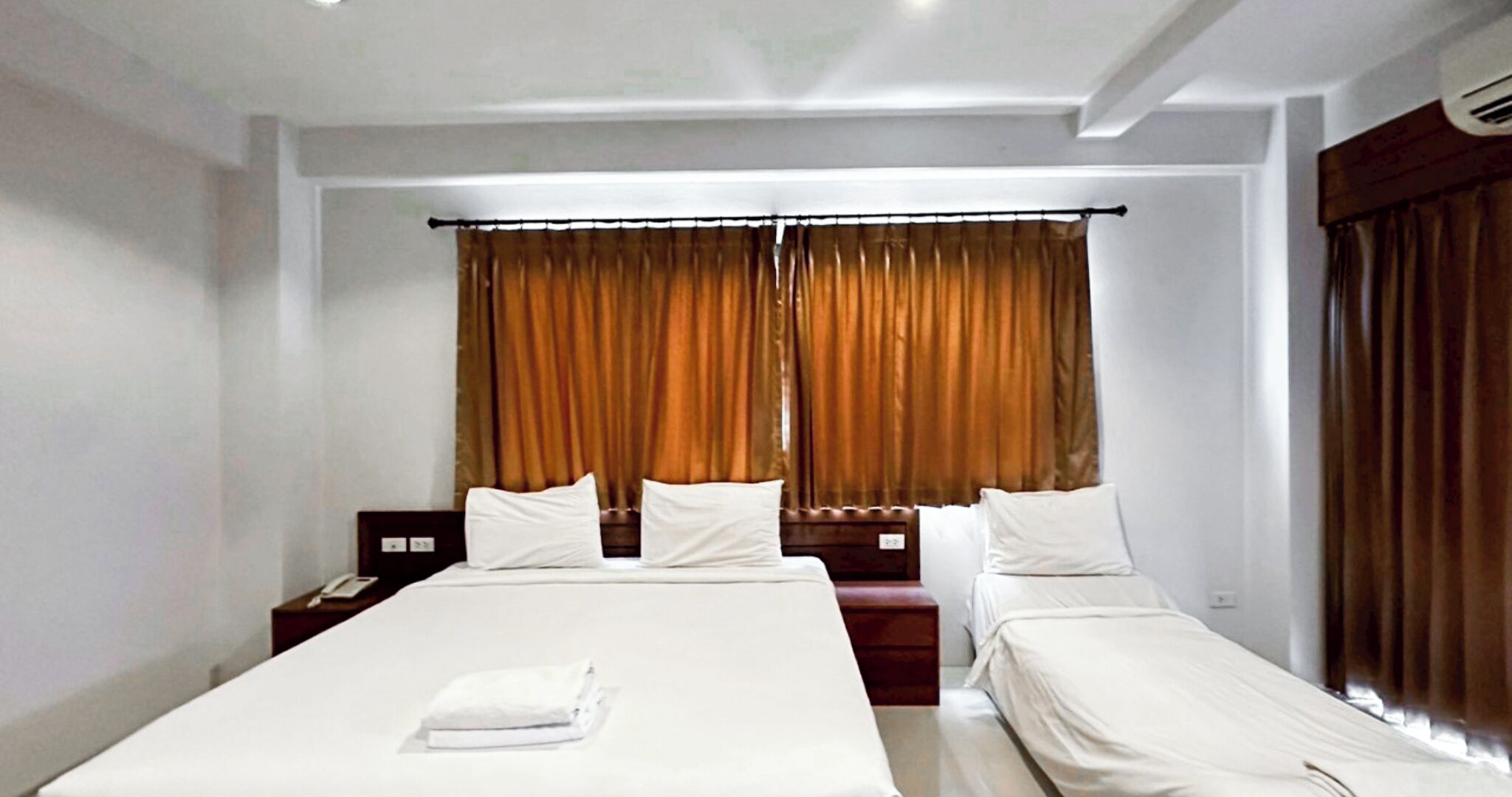 King Garden View | Individually furnished, desk, blackout curtains, free WiFi