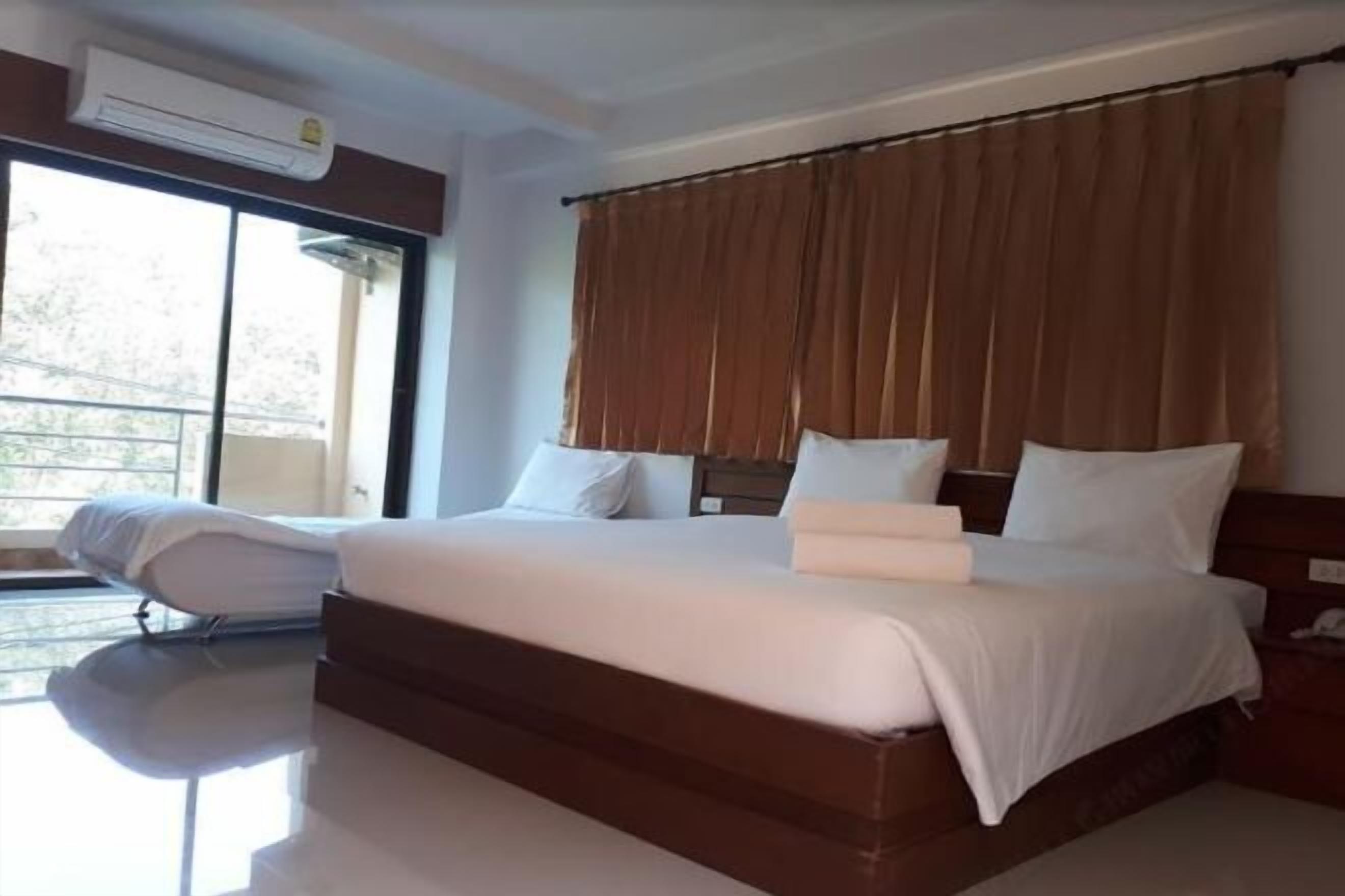 Trang bị nội thất với thiết kế riêng biệt, bàn, màn/rèm cản sáng 